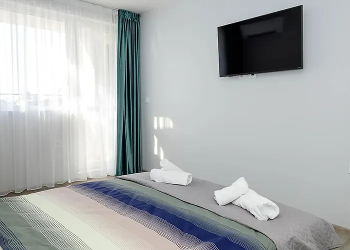 Stylish 2br With Underground Parking, By Flat Manаger * فارنا